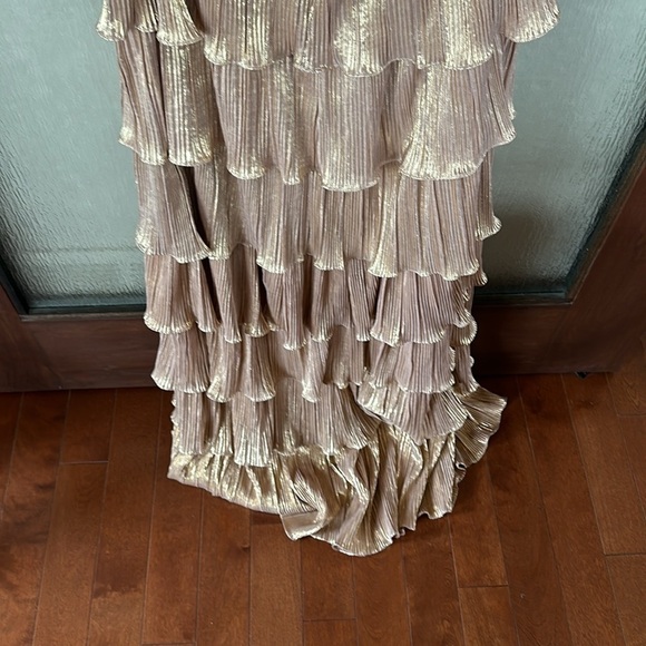 Mac Duggal
Ieena Metallic Tiered Gown size 12 NEW $498 - Picture 10 of 15